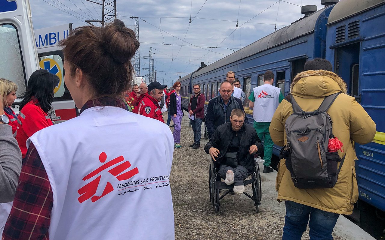 Staff MSF sur le quai à la descente du train