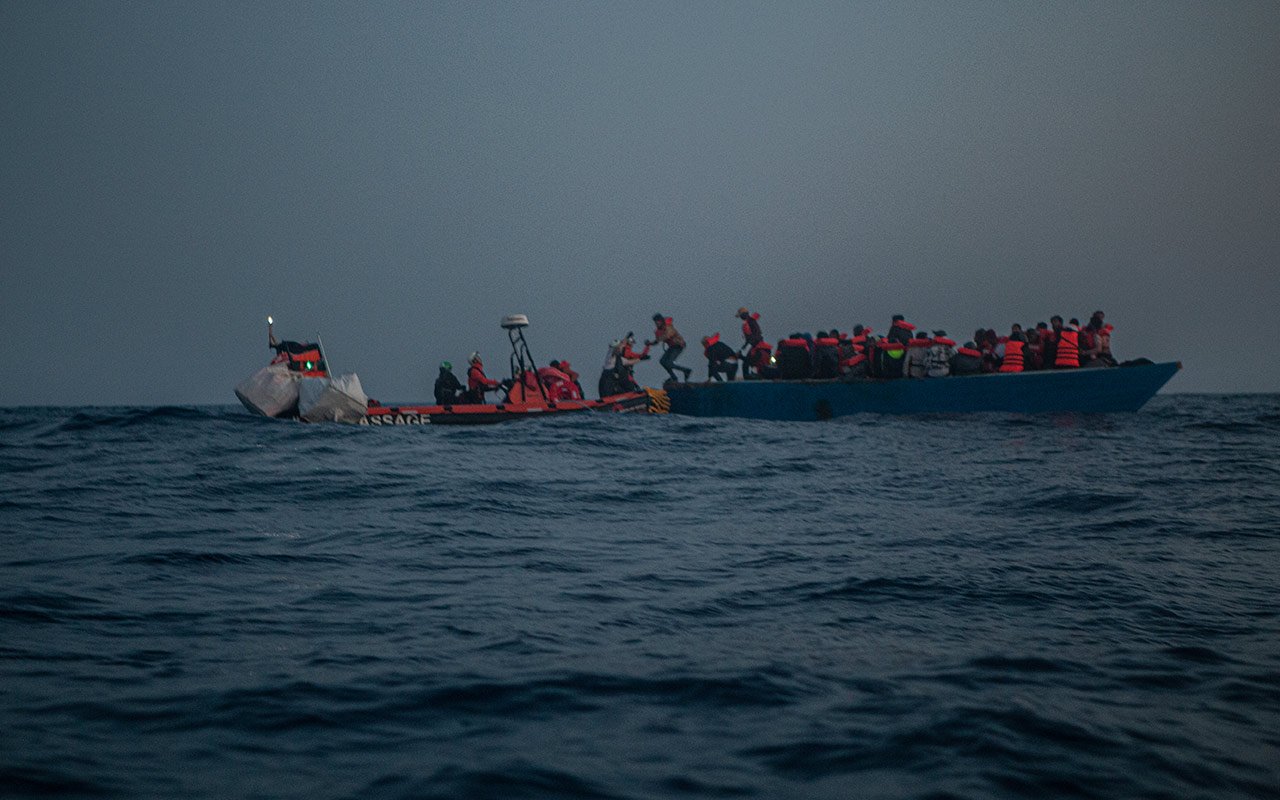 Vue d’un transfert en cours, d’une barque en détresse vers un bateau de sauvetage. Méditerranée, 11 mai 2022