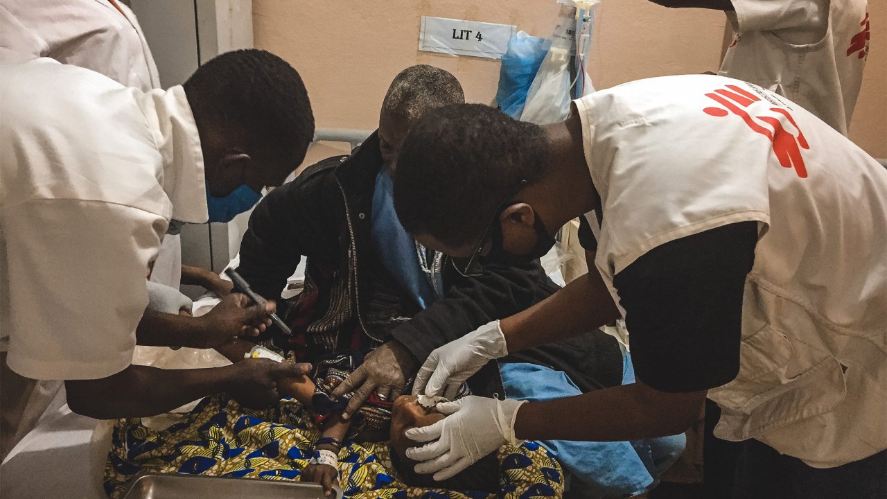 Une équipe MSF apporte un secours d’urgence à un enfant hospitalisé à Niafounké.