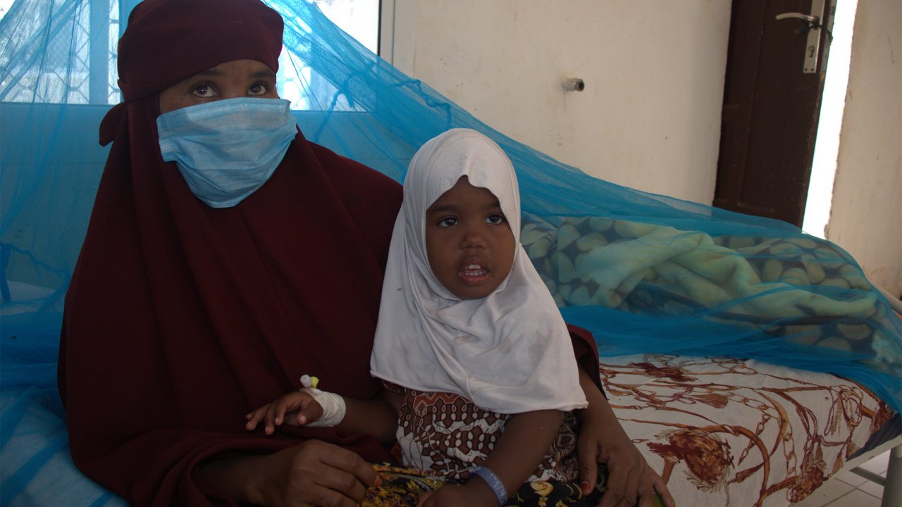 Bushra Mohamed et sa maman dans le service d'isolement de l'hôpital Las Anod.