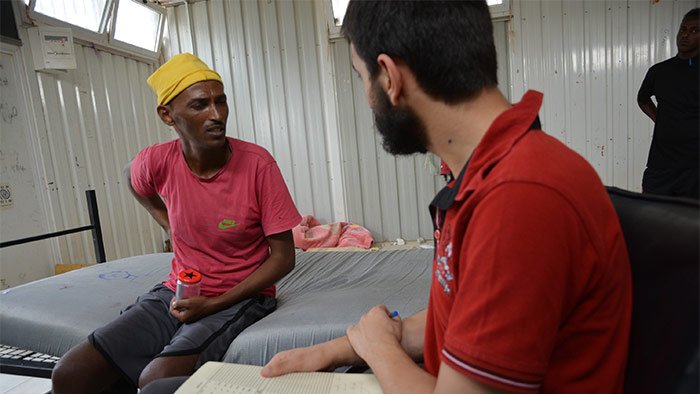 John lors d'une consultation médicale dans le centre de Gharyan al-Hamra detention centre en 2019.