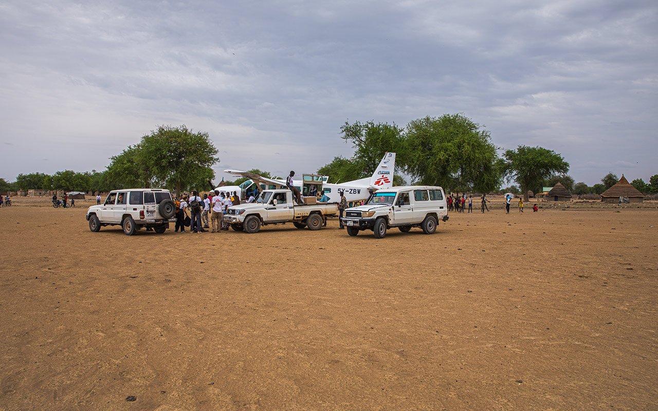 Ein MSF-Flugzeug wird in Turalei entladen. Dort ist ein Notfallteam im Einsatz, das sich um Nahrung, Wasser, Wasserentsorgung und gesundheitliche Bedürfnisse von rund 33 000 Vertriebenen aus Agok kümmert. Turalei, Twic County, Südsudan, 11. April 2022