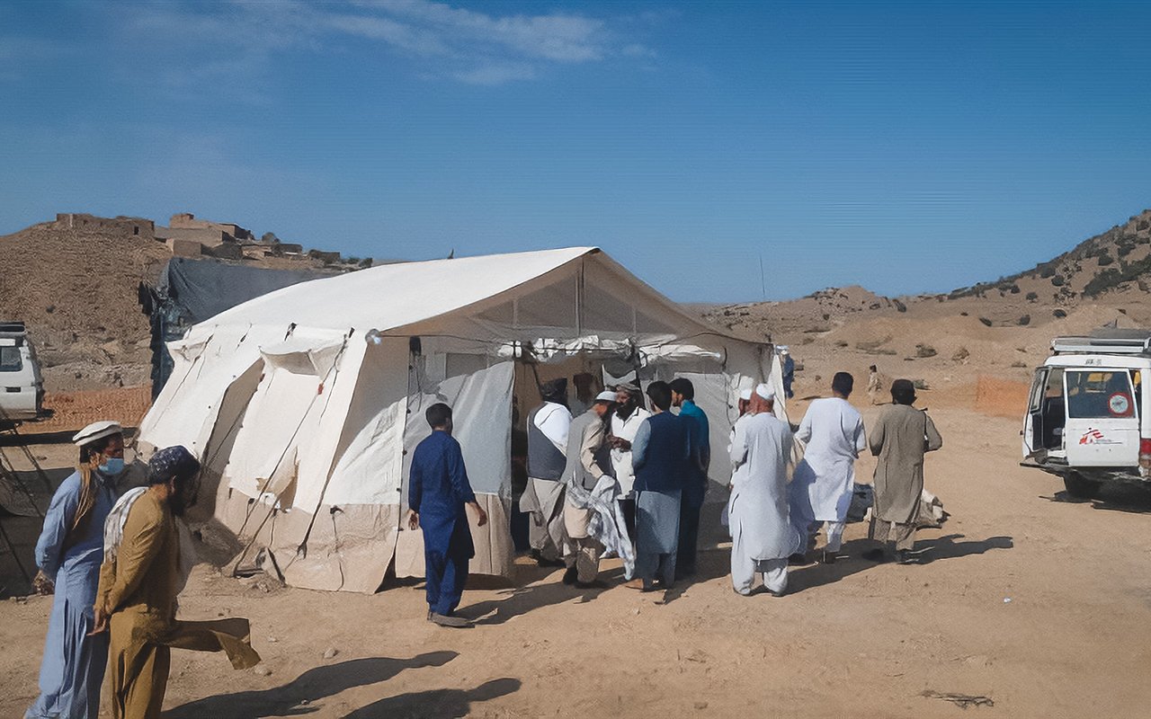 Un groupe d'homme devant la clinique de Bermal