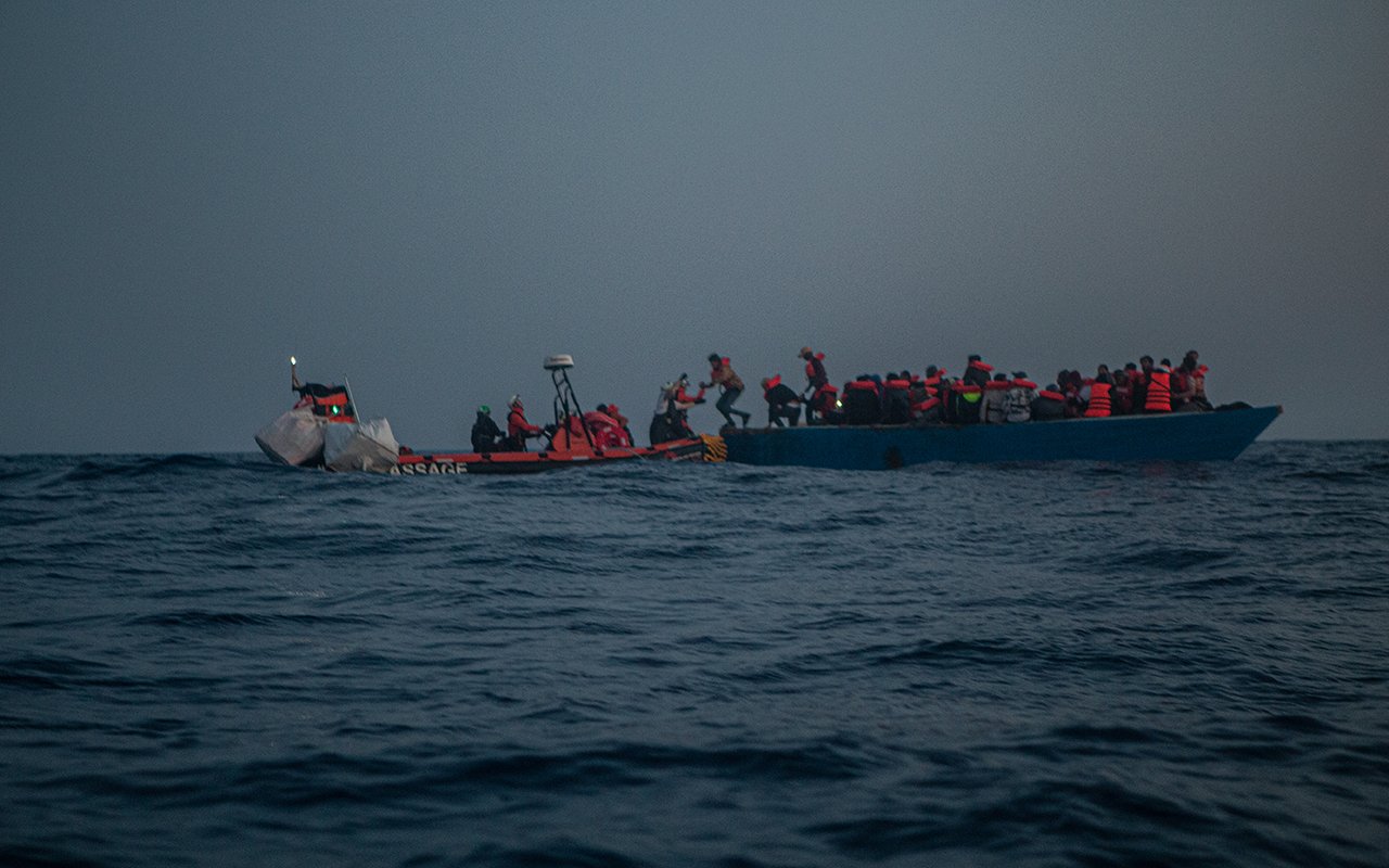 Am Abend des 11. Mai 2022 retteten unsere Teams 29 weitere Personen von einem in Seenot geratenen Schlauchboot, ebenfalls in der maltesischen Search and Rescue Zone (SAR).