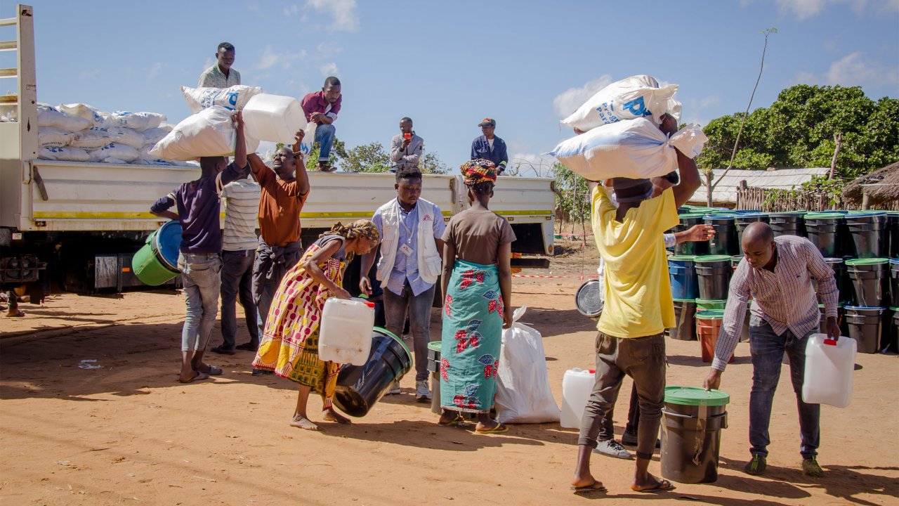 MSF-Teams verteilen Zelte, Wasserkanister und Moskitonetze. Ntele, Bezirk Montepuez