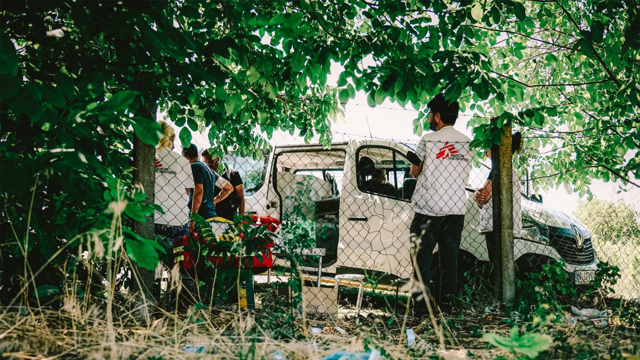 Mobile Klinik von Ärzte ohne Grenzen an der serbischen Grenze. Juli 2022.