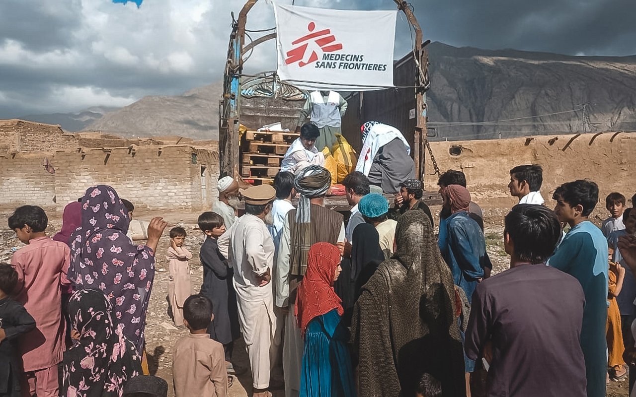 Verteilung von Hilfsgütern in der Stadt Quetta in der Provinz Belutschistan. Pakistan. 28. August 2022.