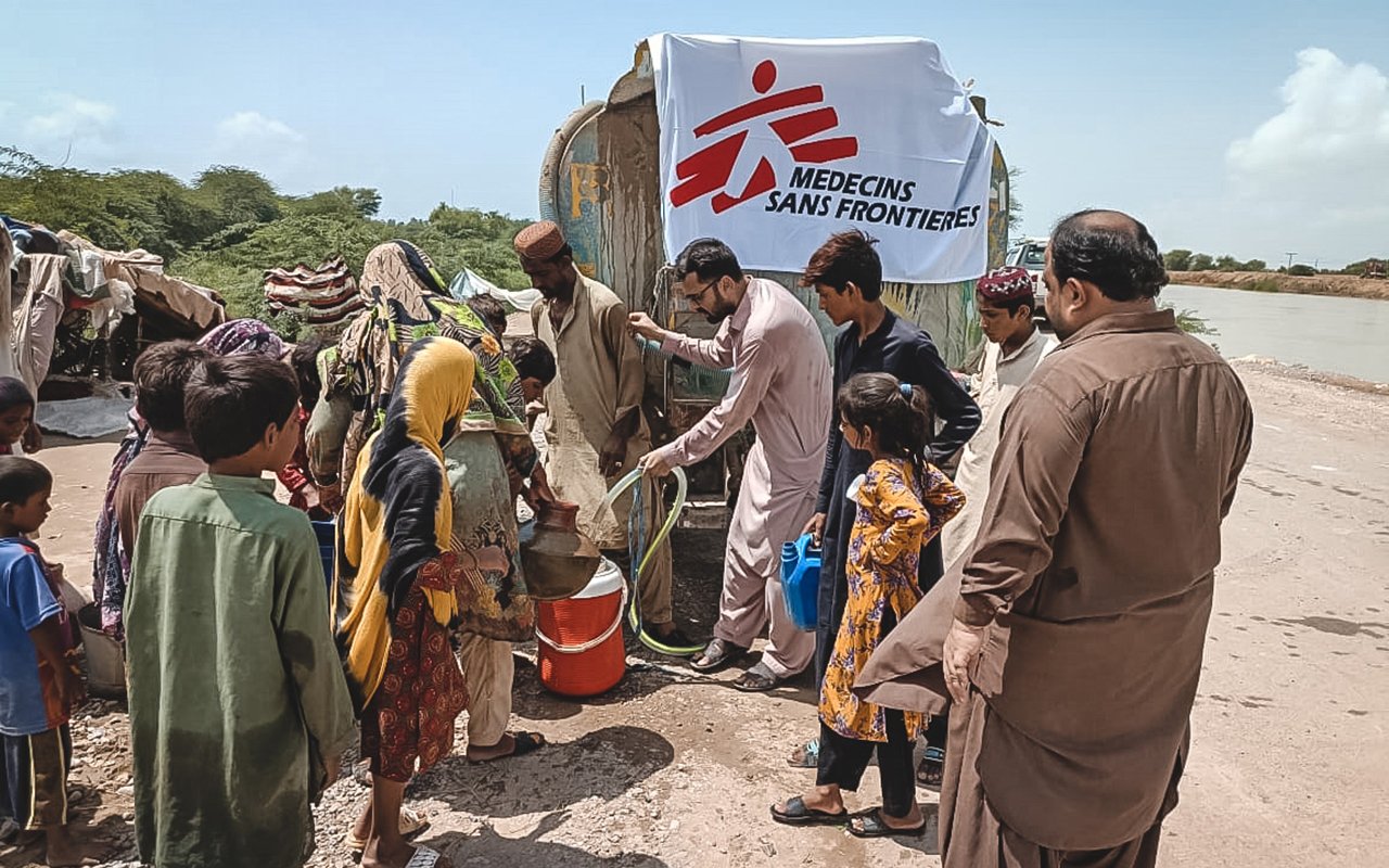 En périphérie de la ville de Dera Murad Jamali, les équipes MSF fournissent notamment de l'eau potable aux personnes déplacées par les inondations. Balouchistan. Pakistan. 2022. © MSF