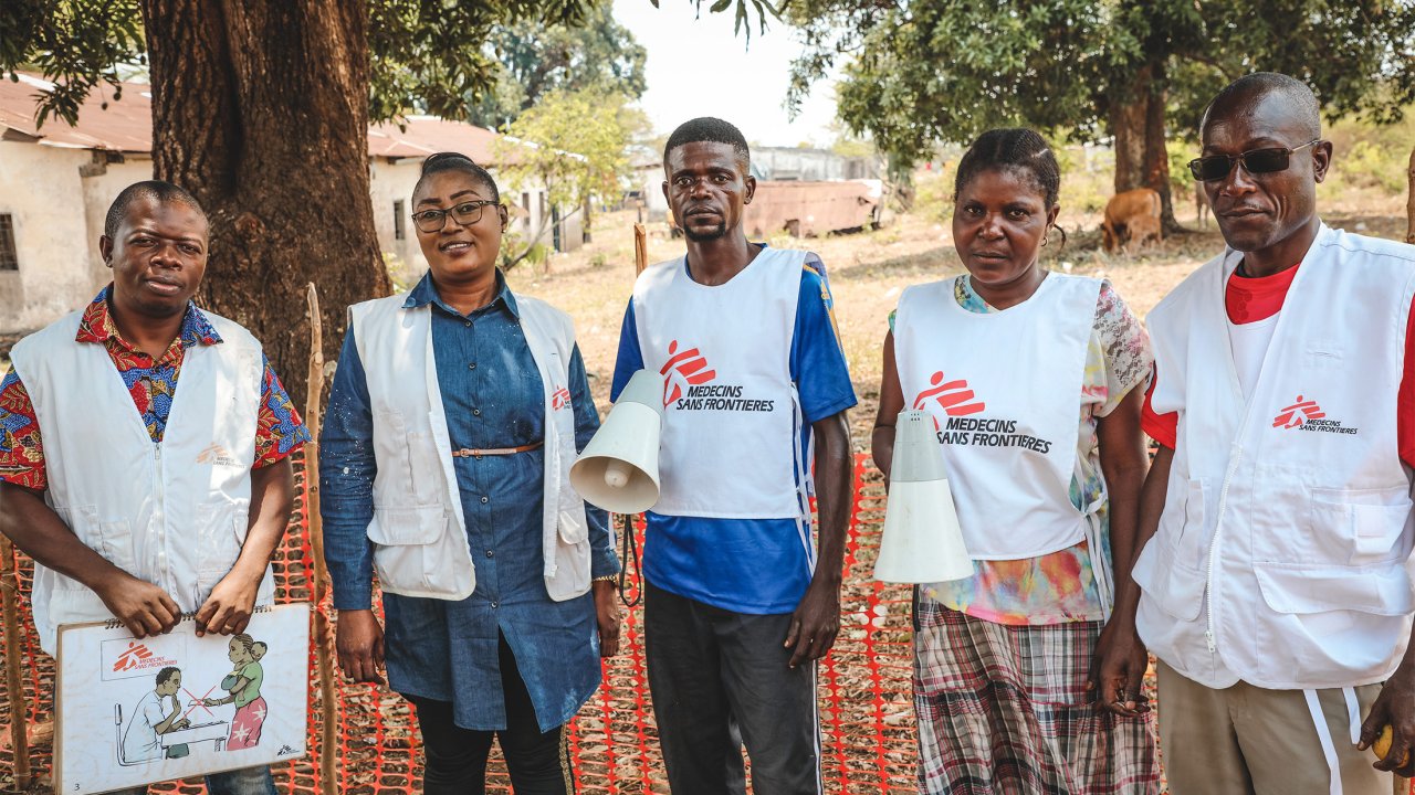 Des promoteurs de santé MSF et des relais communautaires après une séance d'information publique sur le site de déplacés de Socoa (ferme Lenga-Lenga), situé à 10 minutes en canoë de Kwamouth. 