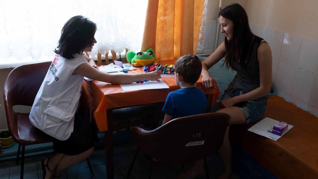 Psychologin Marina Popova bei einer Sprechstunde in einer Unterkunft für Vertriebene in Saporischschja.