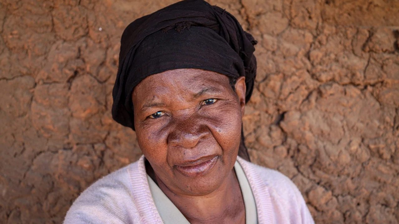 « Je suis arrivée ici seule et avec un enfant que j'ai trouvé en chemin. Son père a été abattu. Sa mère a été kidnappée. » - Maria Maleve, personne déplacée d'Ancuabe vivant actuellement à Montepuez.©Mariana Abdalla/MSF 