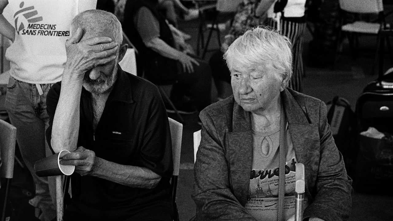 Ein älteres Ehepaar aus Mariupol kurz nach der Ankunft in einer Unterkunft für vertriebene Personen in Saporischschja, Ukraine