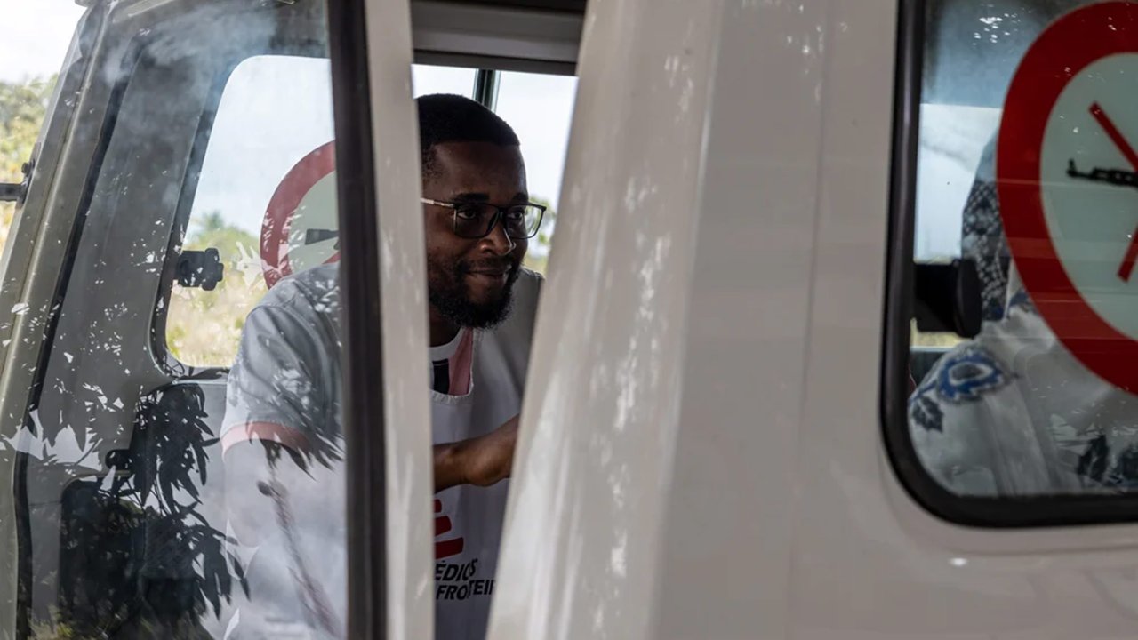 Josuel Moreira, psychologue MSF à Palma, mène une consultation de santé mentale.©Mariana Abdalla/MSF 