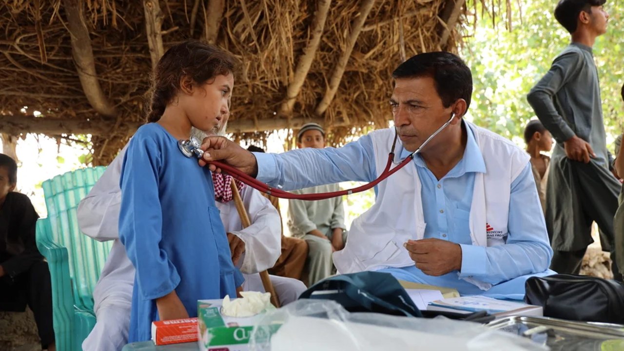 Ein Arzt untersucht ein Kind in unserer mobilen Klinik in dem von der Flutkatastrophe betroffenen Dorf Miaonlay (Charsadda) in Pakistan