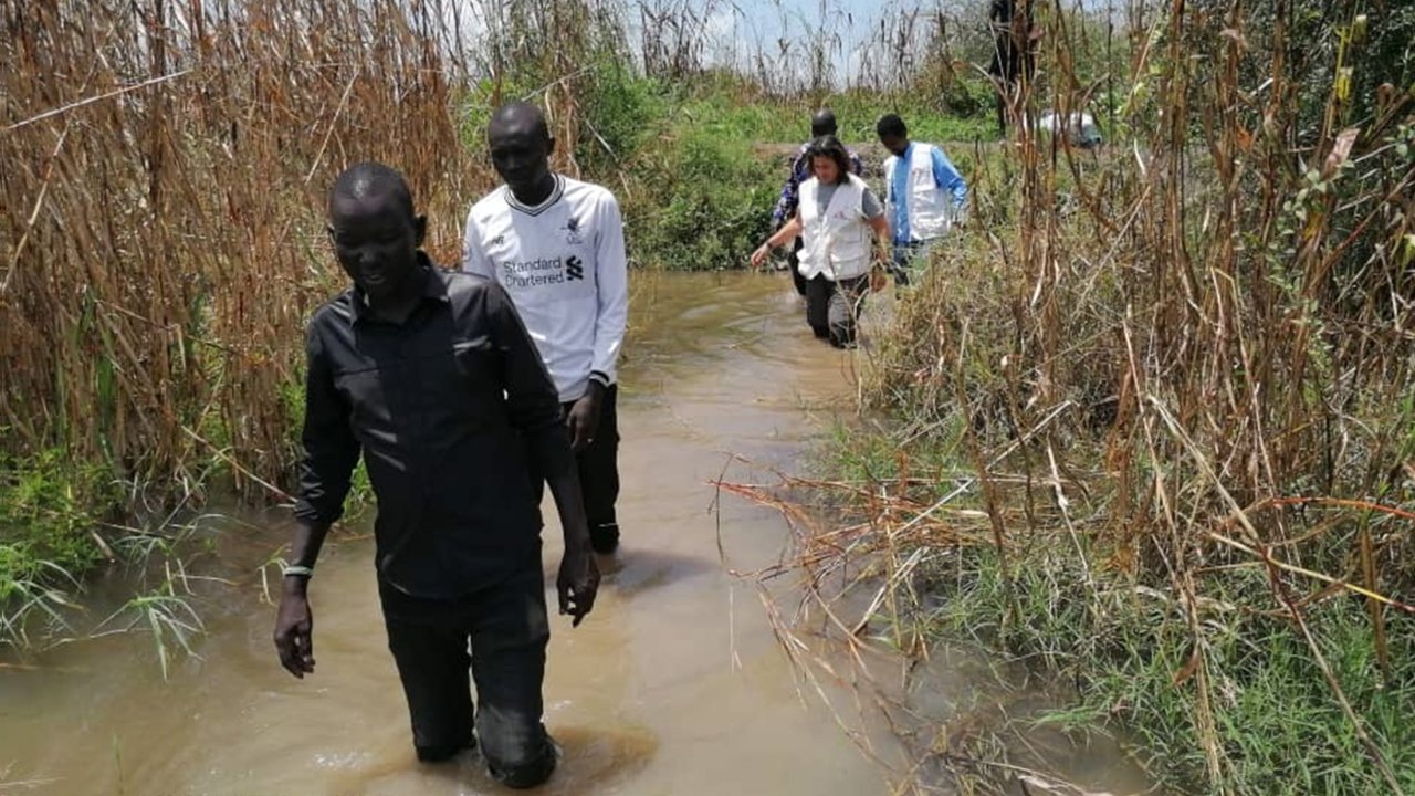 Eines unserer Teams durchquert überschwemmte Gebiete, um durch den Konflikt vertriebene Personen zu erreichen. Südsudan. 2022.