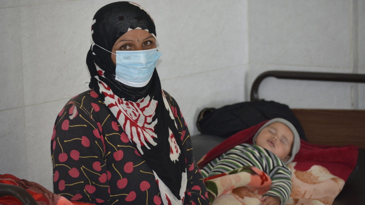 Dalal und ihr Sohn im Cholera-Behandlungszentrum in Rakka. November 2022. 