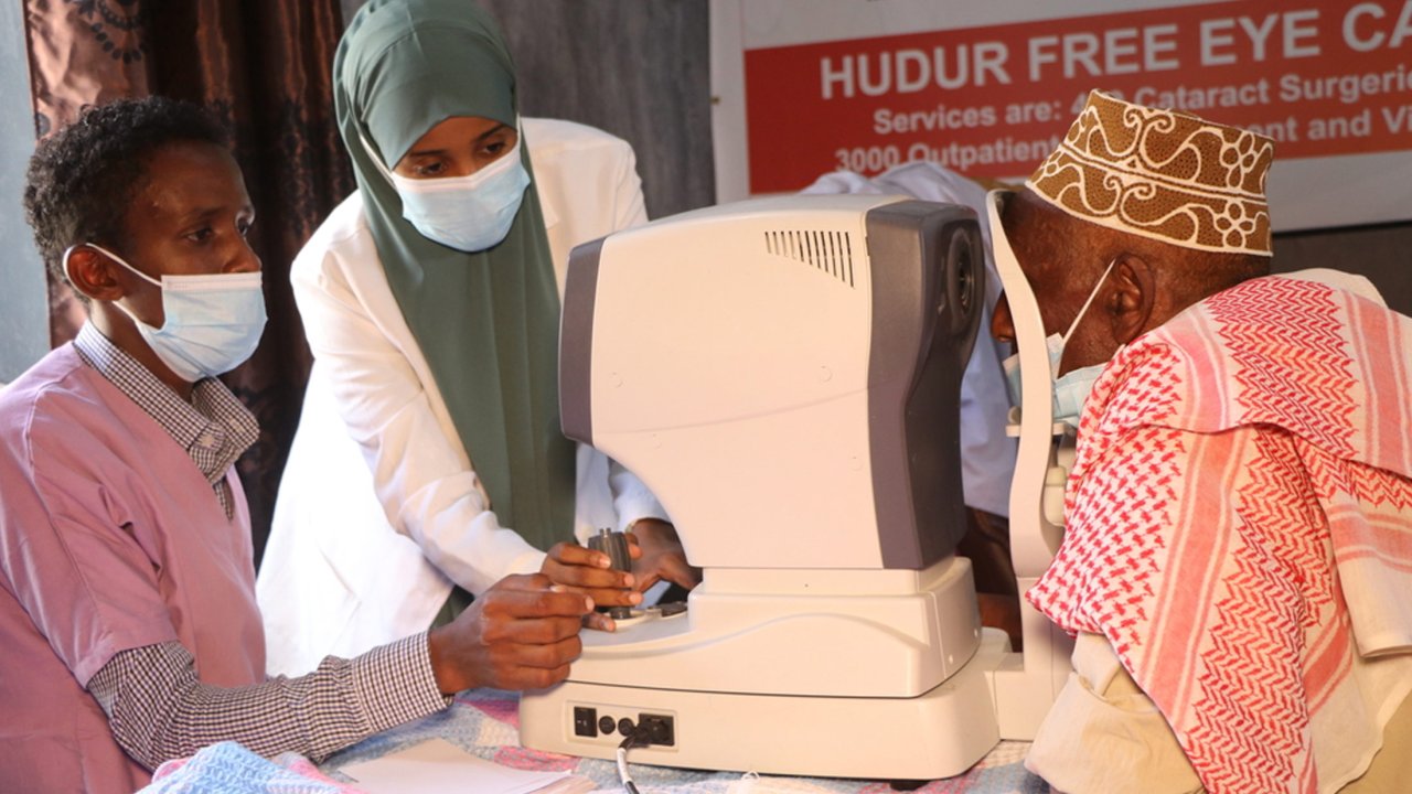 Unser Team in Somalia führt einen Augentest durch. Huddur, Januar 2022.