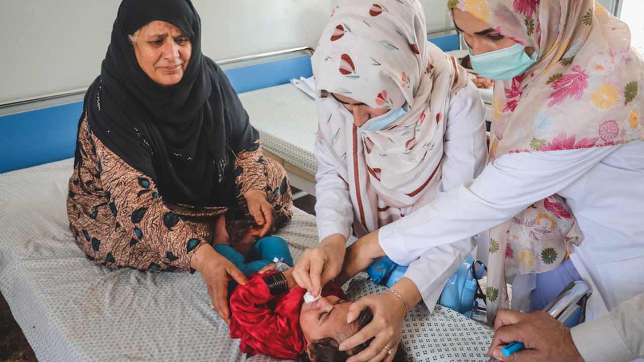 Negina, un an et demi reçoit des soins dans l'hôpital régional de Kunduz, soutenu par les équipes MSF. Mai 2022. 