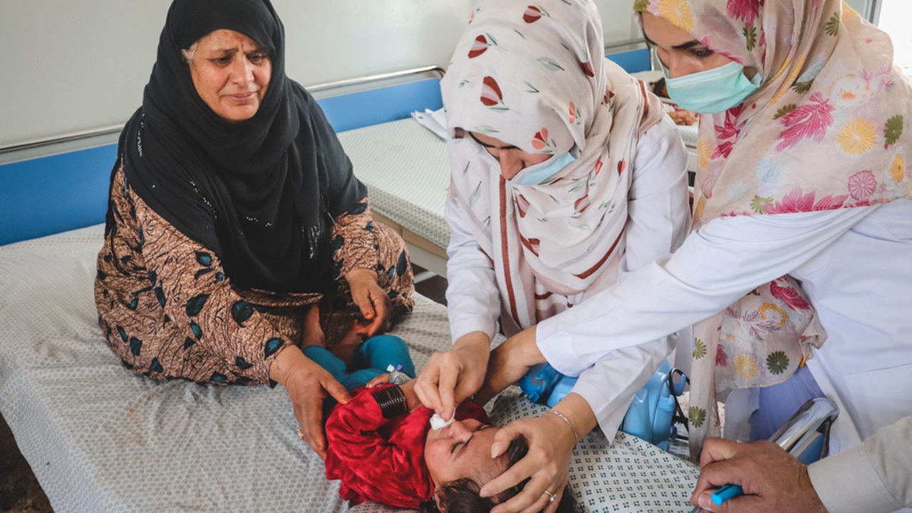 Negina, un an et demi reçoit des soins dans l'hôpital régional de Kunduz, soutenu par les équipes MSF. Mai 2022.