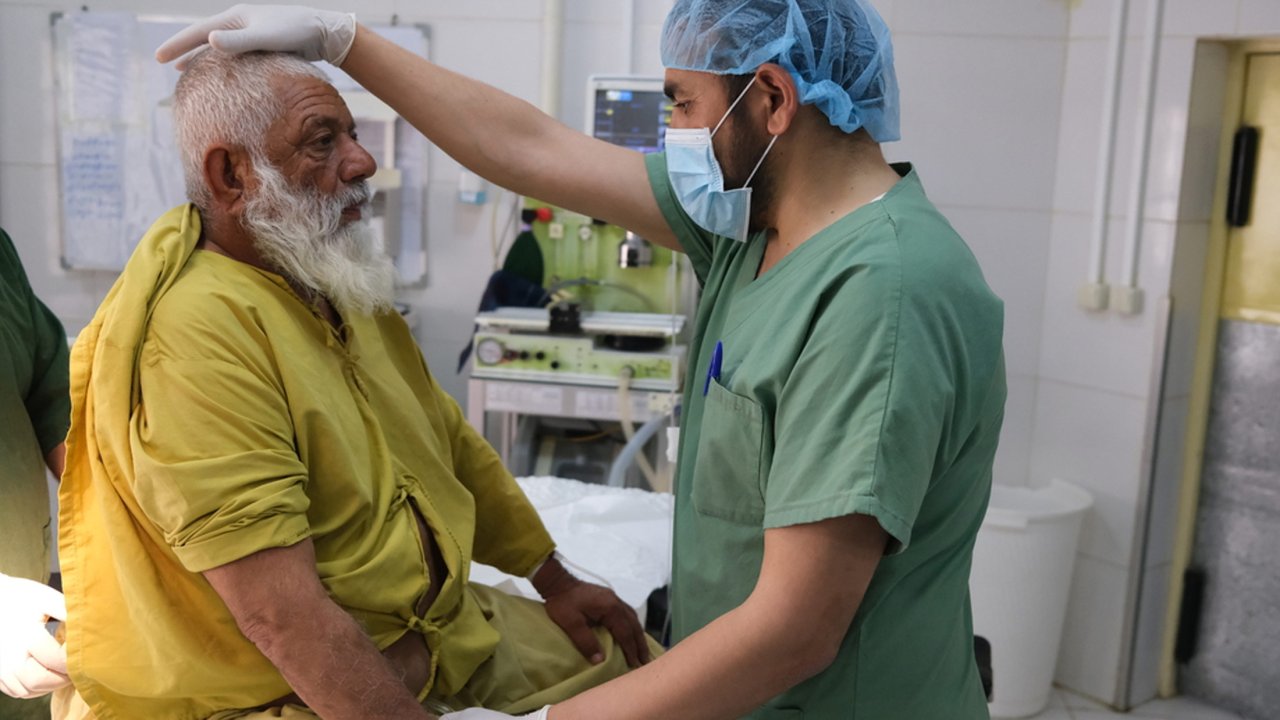 Esa, 63 ans, se fait consulter par l'anesthésiste MSF, Wais Mohammad, avant son opération à l'hôpital de Boost hospital, Lashkar Gah, Helmand Province, Afghanistan.