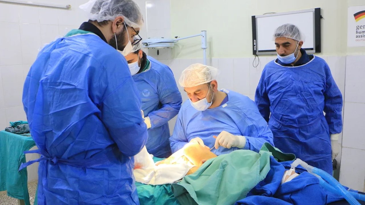 Ärzte operieren im Spital von Atme. Nordwesten von Syrien. 11. Februar 2023. 