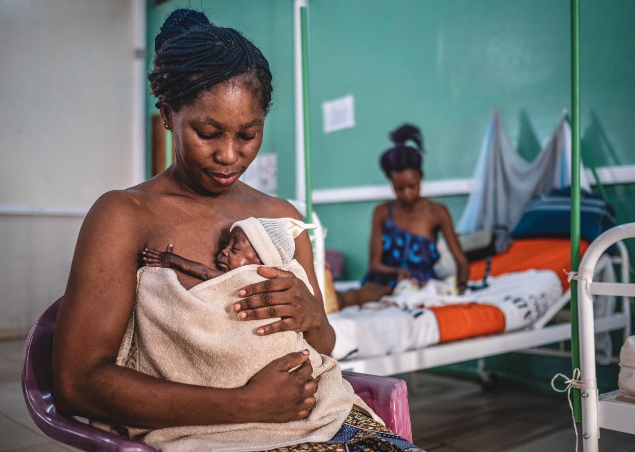 Stephanie Kamangomda trägt ihren zu früh geborenen Sohn Archange mit der Känguru-Methode. Zentralafrikanische Republik, 24. Oktober 2022.