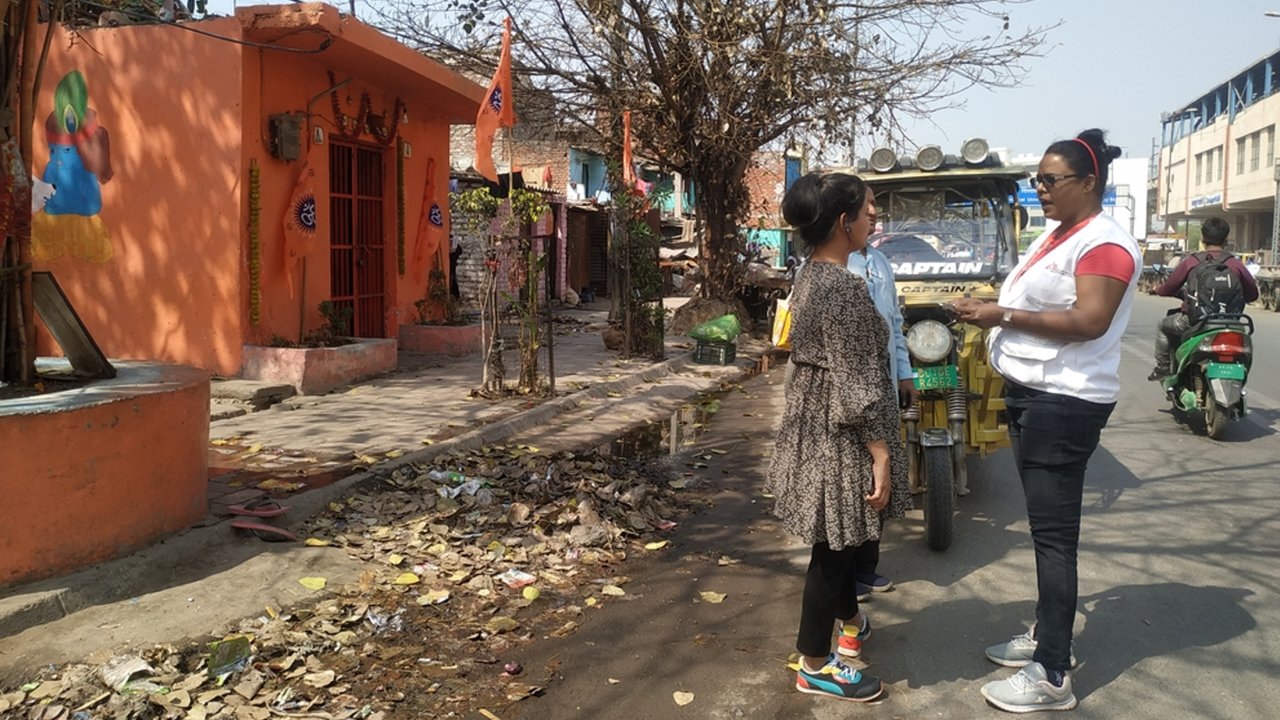 Fatima mit einer Patientin. Dehli, Indien.