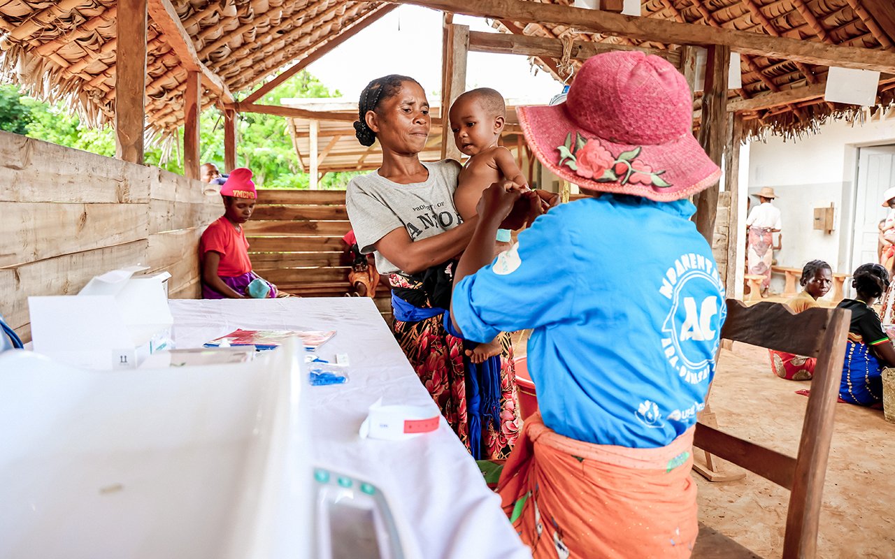 In einer von uns unterstützten Klinik in Ambodirian'i im südöstlichen Distrikt Nosy Varika erhalten Kinder unter fünf Jahren kostenlose Gesundheitsversorgung. Madagaskar, 16. Februar 2023.