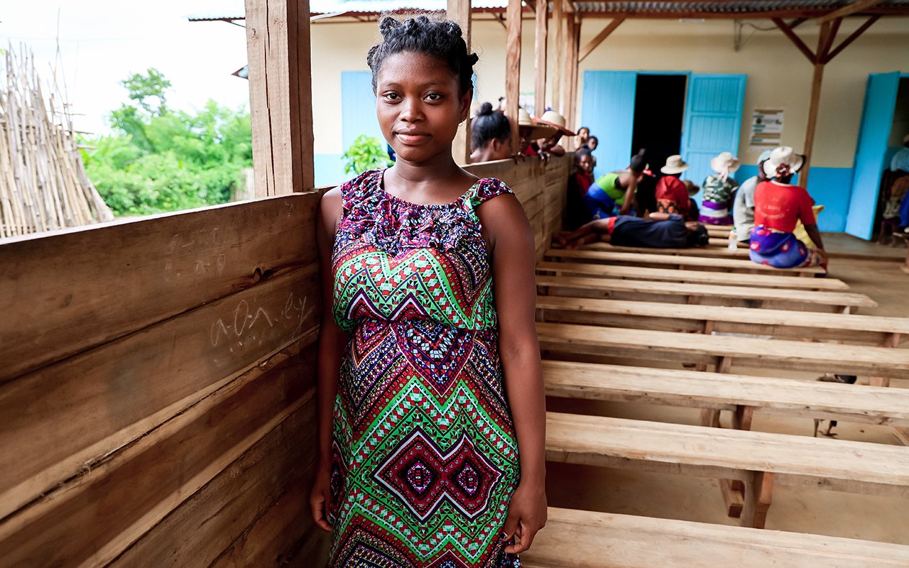 Portrait de Joella, enceinte de son premier enfant. Elle s'est présentée à notre dispensaire de Sahavato, dans le district sud-est de Nosy Varika, pour une consultation prénatale. 17 février 2023.