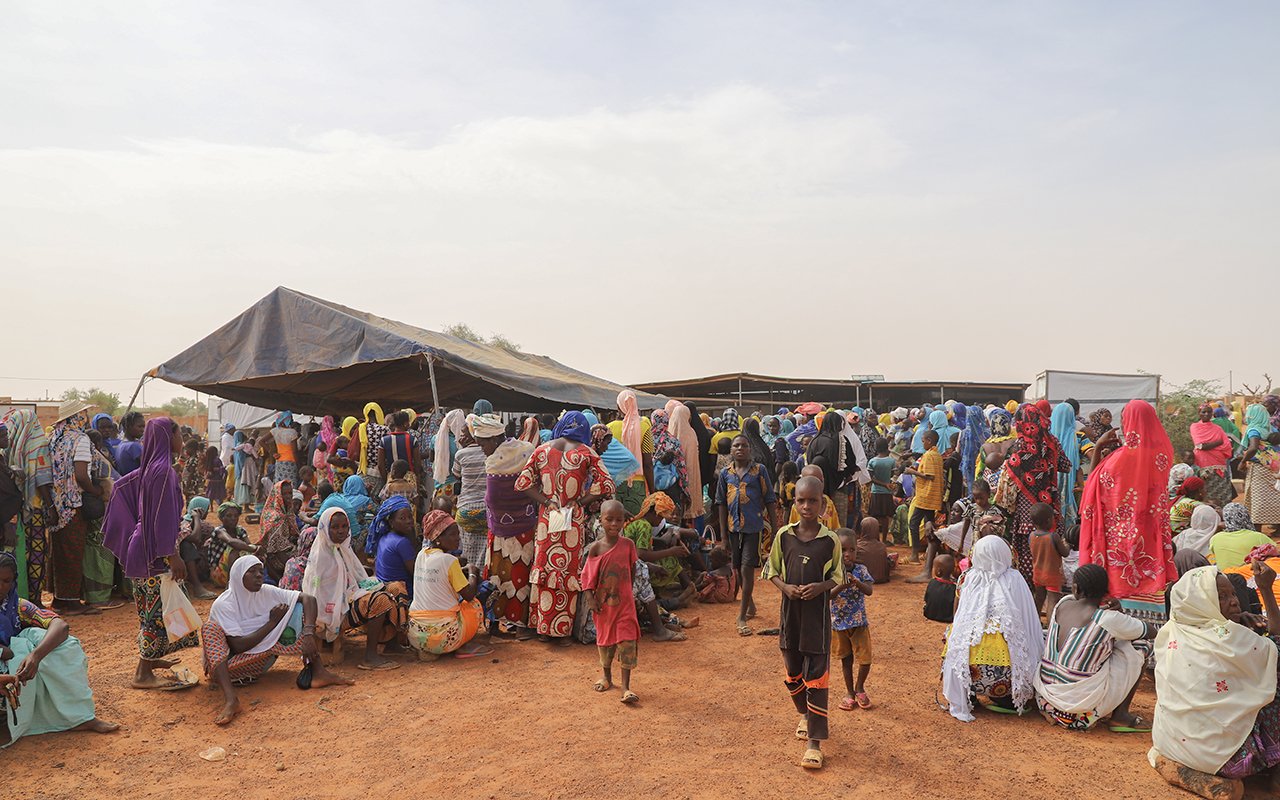 Des femmes et des enfants attendent sur le site de la distribution à Djibo. 8 avril 2023