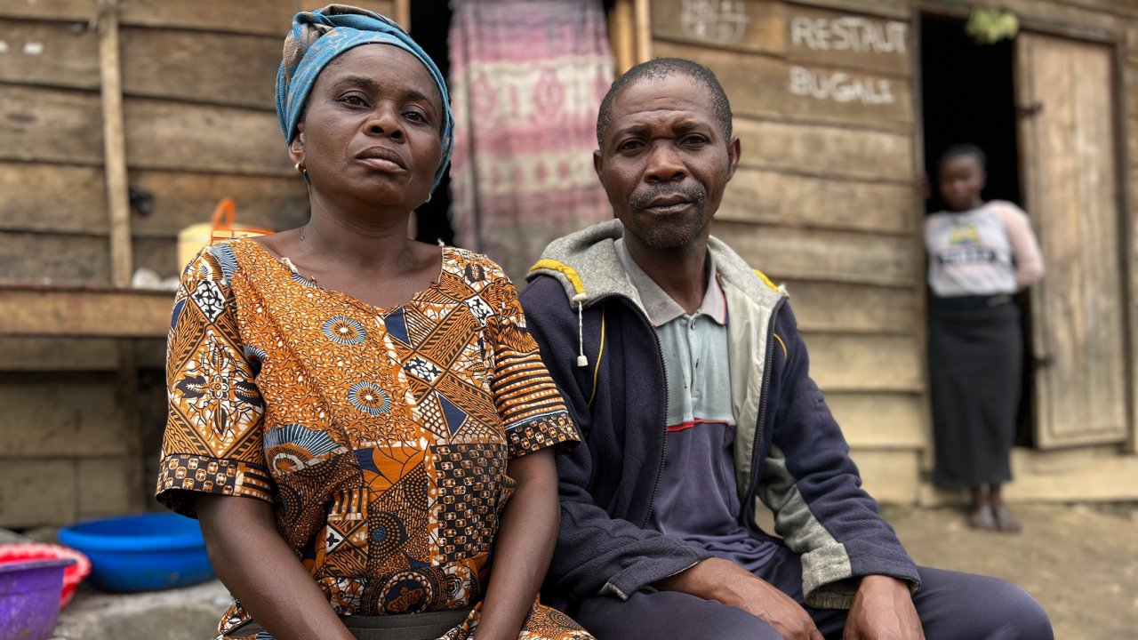 Birandala, 52, und seine Frau Riziki, 48, sind fast ihr ganzes Leben lang wegen verschiedenen Konflikten auf der Flucht. DR Kongo, Mai 2023.