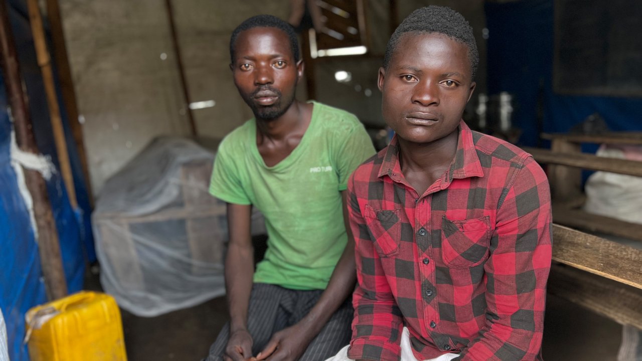 Chance (rechts), 22, traf Ashaf (links), 30, auf der Flucht vor Gefechten aus Nord-Kivu. Seit Februar haben sie Zuflucht in einer Schule in Minova in Süd-Kivu gefunden. DR Kongo, Mai 2023.