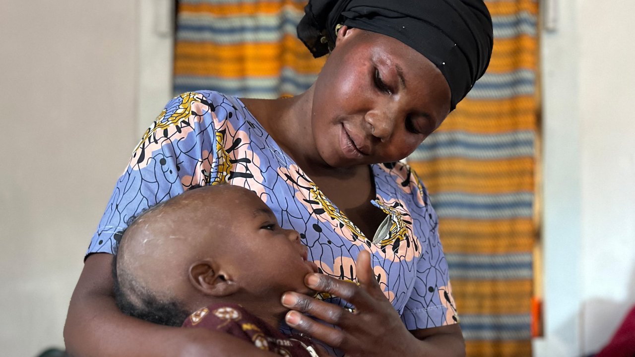 Josephine, 32, ist eine alleinerziehende Mutter und war etwa einen Monat nach Süd-Kivu mit ihren sieben Kindern unterwegs. DR Kongo, Mai 2023.