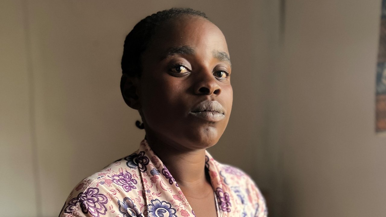 Maniriho, 20, ist mit ihrem Mann und ihren vier Kindern vor dem Krieg nach Süd-Kivu geflohen. DR Kongo, Mai 2023. 