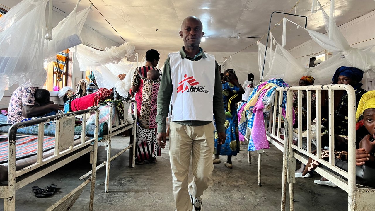 Ein MSF-Mitarbeiter geht durch eine Station voller Patienten im Minova General Referral Hospital in der Provinz Süd-Kivu. DR Kongo, Mai 2023.