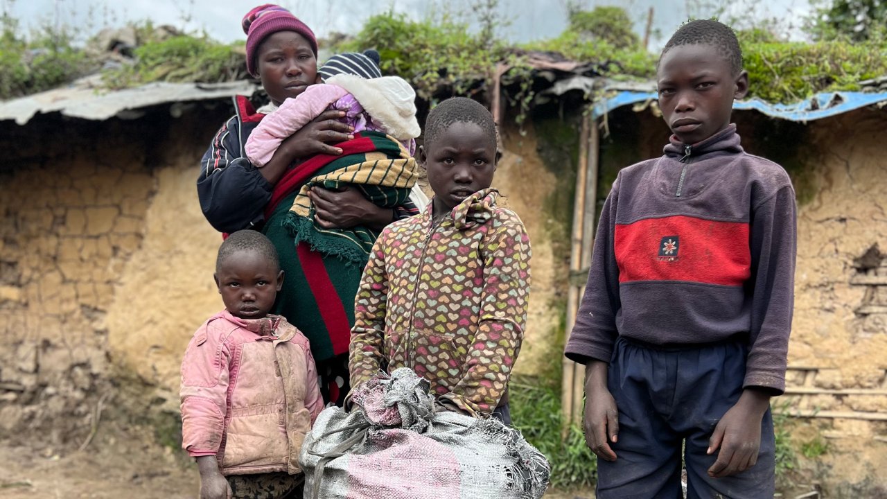 Rehema, 35, lebt mit ihren drei Kleinkindern und dem Baby Innocent in Numbi, Süd-Kivu. Sie sind vor der Gewalt aus Nord-Kivu geflohen. DR Kongo, Mai 2023.