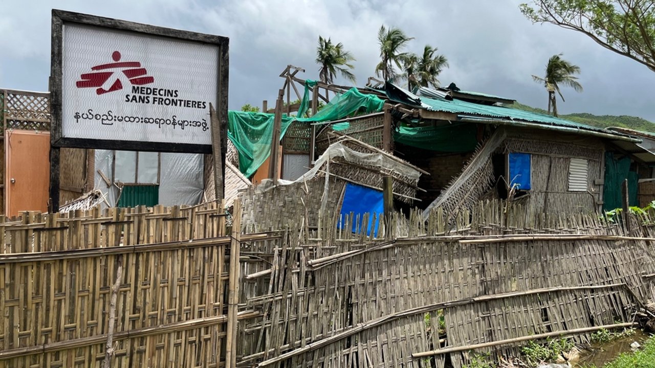 Blick auf die durch den Zyklon Mocha zerstörte Infrastruktur unseres Spitals im Camp «Kein Nyin Pyin Pauktaw». 22. Juni 2023, Staat Rakhine, Myanmar.