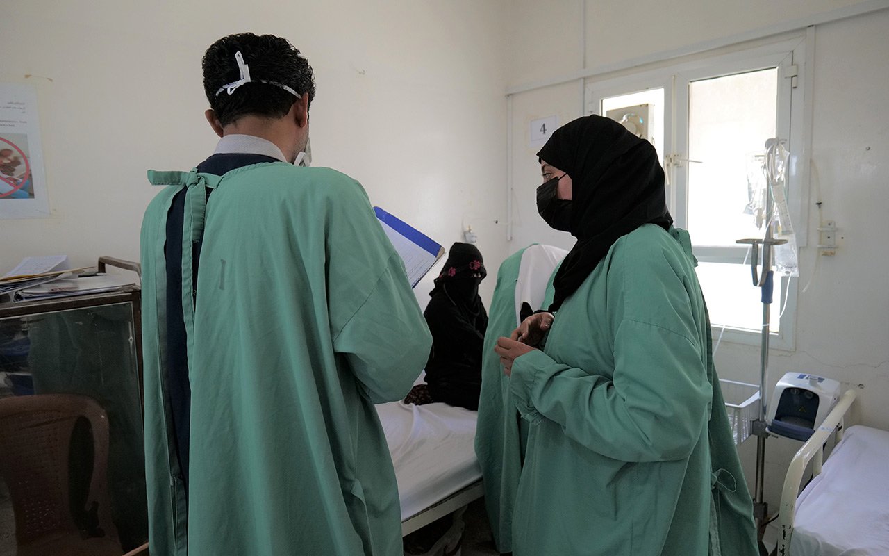 Caption  (sous la photo)	Le docteur Hind Saleh, spécialiste en pédiatrie à l'hôpital Al Salam soutenu par MSF dans le district de Khame, effectue sa ronde. 12 juin 2023