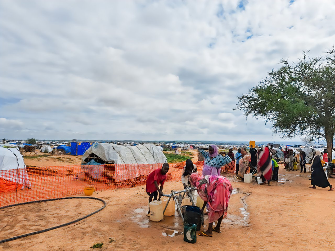 Geflüchtete aus dem Sudan bei einer von MSF gebauten Wasserstelle in Adré. Tschad, August 2023.