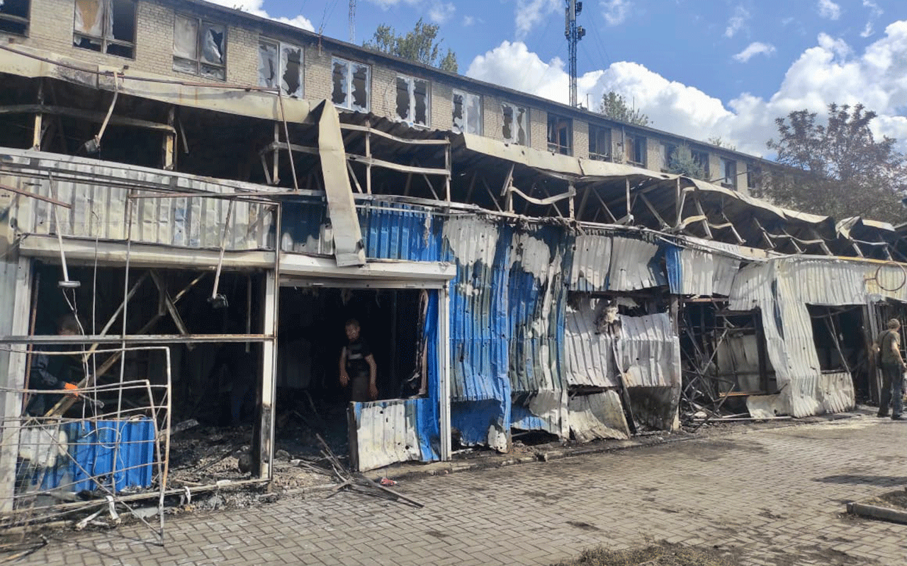 Dans l'après-midi du 6 septembre 2023, un missile a touché un marché à Kostiantynivka, dans la région de Donetsk en Ukraine.