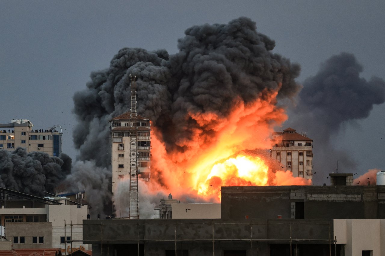 Zerstörung eines Gebäudes in Gaza während eines israelischen Luftangriffs am 7. Oktober 2023.