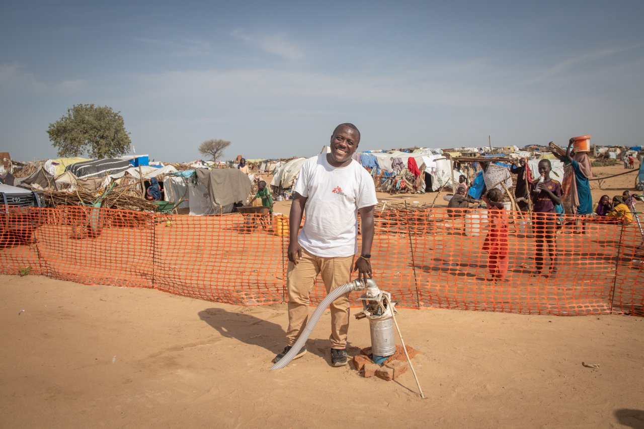 Donal Ngandji, Leiter für die Wasser- und Hygieneaktivitäten. Adre, Tschad, September 2023.