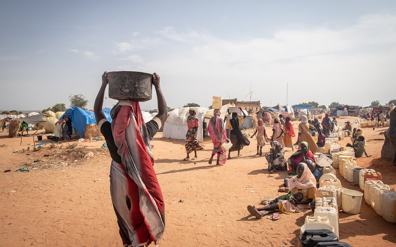 Des femmes réfugiées collectent de l'eau dans les sites de distribution mis en place par MSF dans le camp d'Adre, afin d'éviter que les femmes et les jeunes filles n'aient à marcher des kilomètres jusqu'aux sources d'eau traditionnelles ("wadi") pour aller chercher de l'eau.