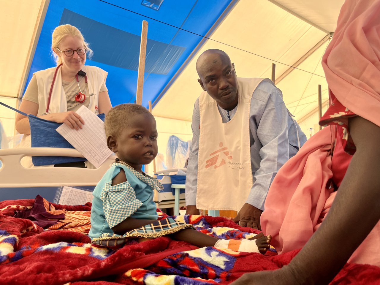 Mangelernährte Kinder in kritischem Zustand werden im therapeutischen Ernährungszentrum aufgenommen. Tschad, November 2023.