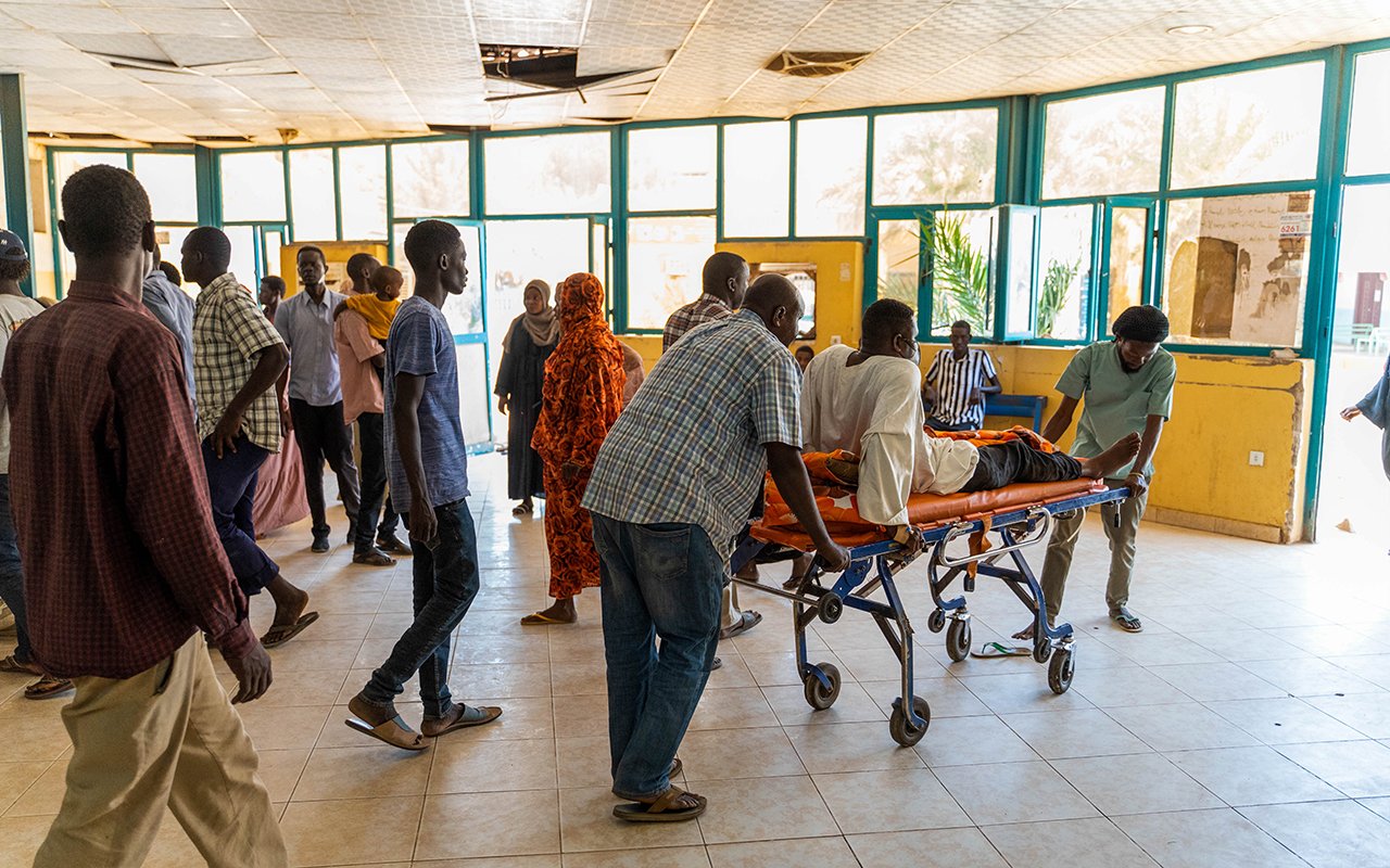 Équipe chirurgicale d'urgence à l'hôpital Bashair de Khartoum, Soudan. 13 avril 2023