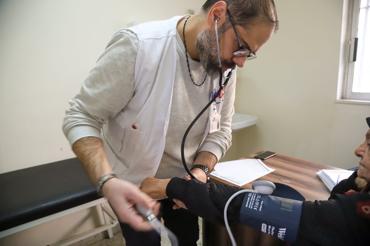 Ein MSF-Pfleger misst vor einem Arztbesuch den Blutdruck einer Patientin. Nabatiyeh, Libanon, 20. Dezember 2023.
