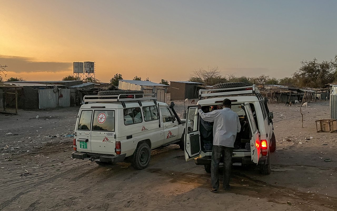 Unsere Teams machen sich im Morgengrauen in Ndjamena bereit, um in der Provinz Batha eine Diphtherie-Impfkampagne durchzuführen. Tschad, 29. Januar 2024.