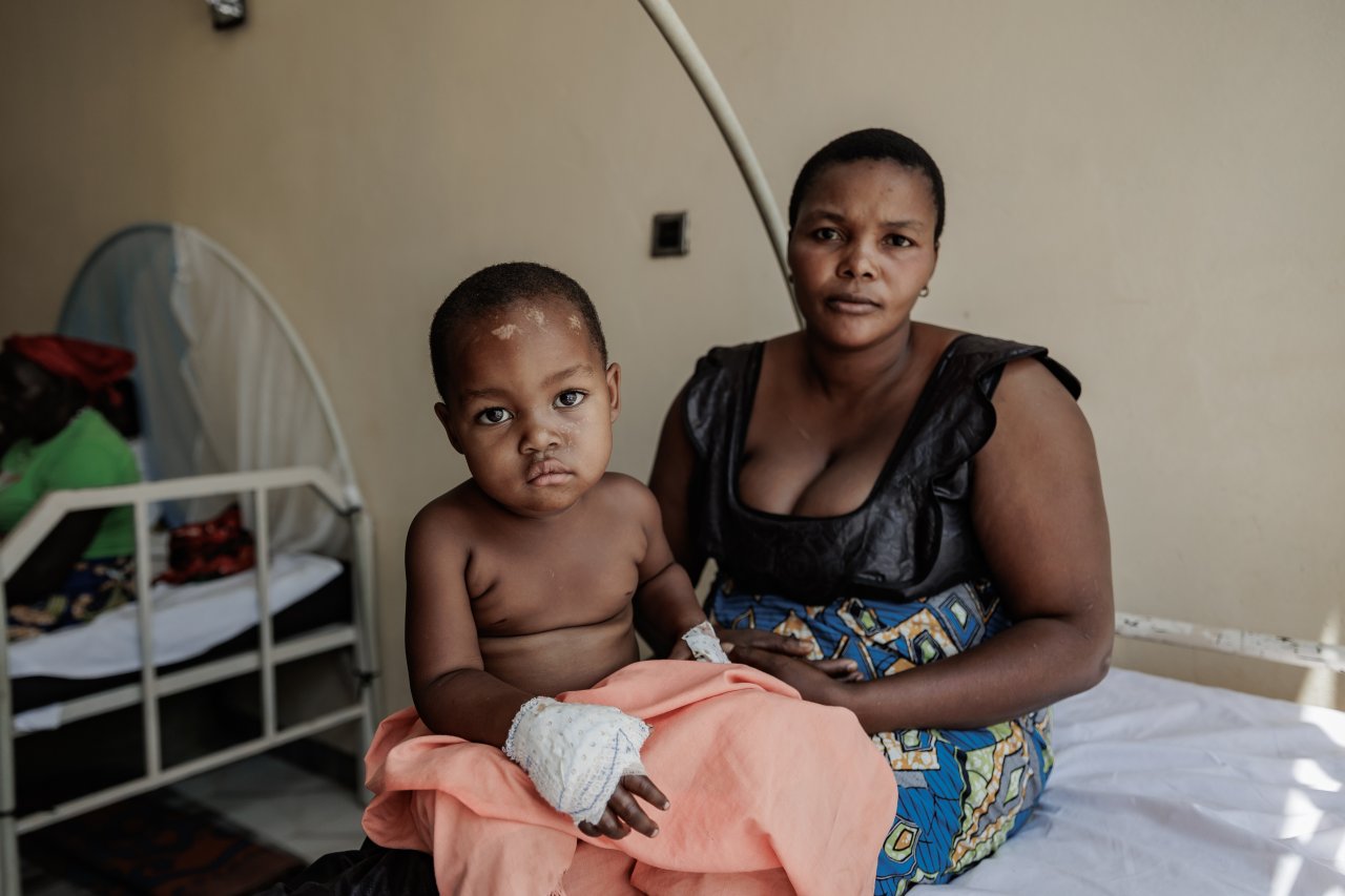 Portrait de Clarisse et de sa fille, Christelle. Hopital Salama, Ituri, RDC.
