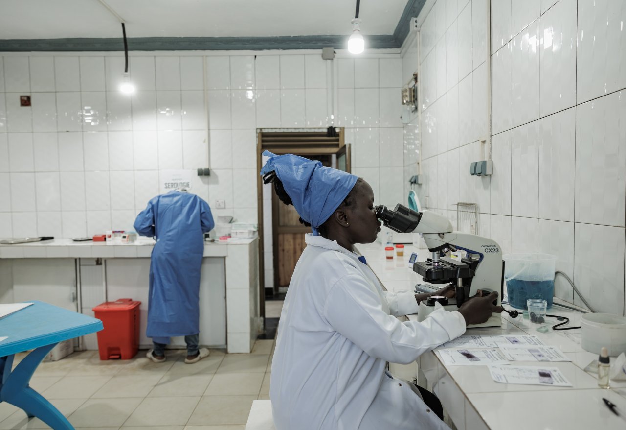 Une technicienne de laboratoire MSF analyse des échantillons sanguins dans l'hôpital Salama