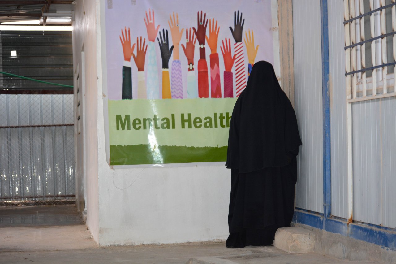 Um Othman, Patientin unseres Programms für psychische Gesundheit, kommt für ihre individuellen Beratungsgespräche. Al-Hol-Camp. Dezember 2023 